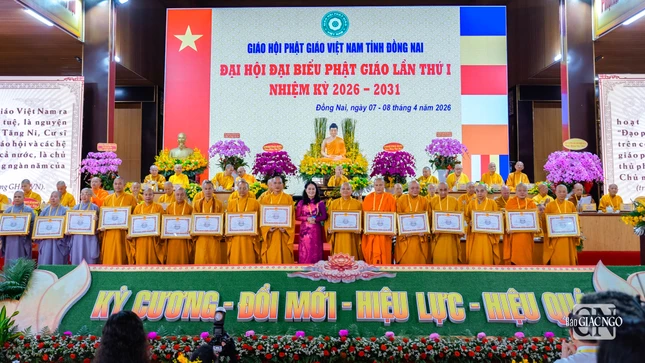 Các cá nhân tiêu biẻu đón nhận Bằng khen của UBND tỉnh Đồng Nai...