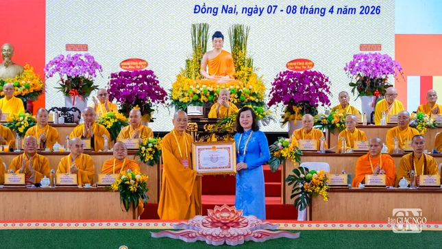 Thượng tọa Thích Huệ Khai đại diện Ban Trị sự đón nhận Bằng khen của UBND tỉnh Đồng Nai