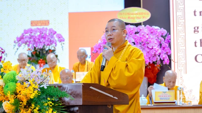 Đại đức Thích Thiện Trí đại diện Ban Thư ký trình dự thảo Nghị quyết đại hội