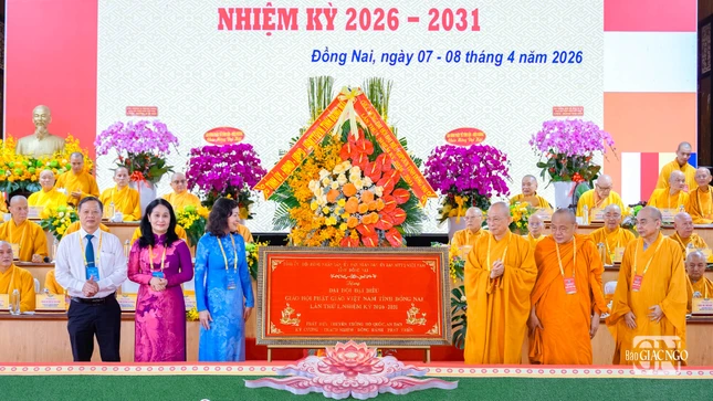 Lãnh đạo tỉnh Đồng Nai tặng khánh vàng chúc mừng đại hội