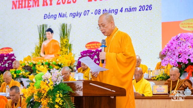 Thượng tọa Thích Huệ Khai đọc diễn văn khai mạc đại hội