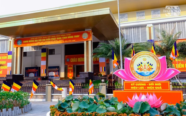 Không khí hân hoan chào mừng trước khuôn viên hội trường Bông Sen - nơi diễn ra Đại hội đại biểu Phật giáo tỉnh Đồng Tháp lần thứ I, nhiệm kỳ 2026-2031