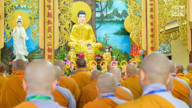 Khóa lễ Tam bảo tại chánh điện chùa Hòa Long