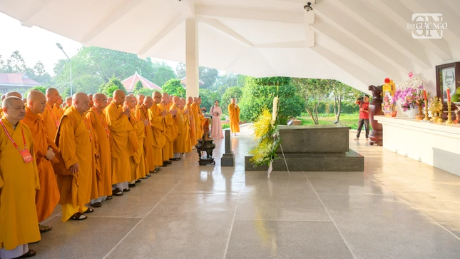 Chư tôn đức viếng mộ phần cụ Phó bảng Nguyễn Sinh Sắc - thân sinh Chủ tịch Hồ Chí Minh