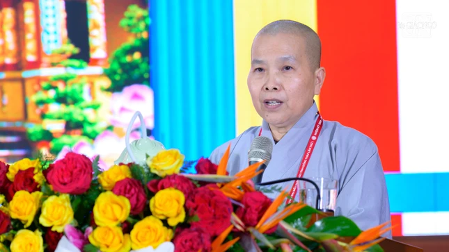 Ni sư Thích nữ Như Lan đại diện Phân ban Ni giới trình bày tham luận: Chư Ni đất Sen hồng tiếp bước tiền nhân xiển dương Phật pháp