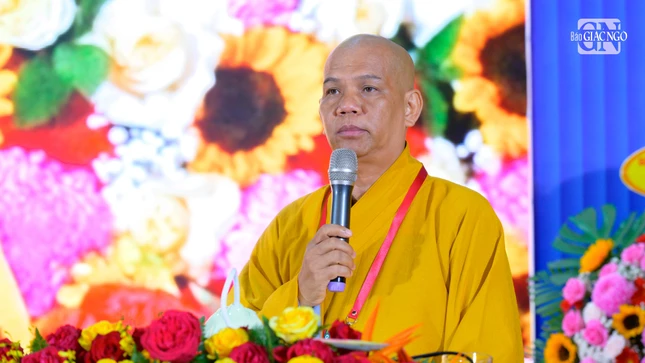 Thượng tọa Thích Trung Chánh, Phó ban Trị sự đại diện Ban Từ thiện xã hội trình bày tham luận: An sinh xã hội – Hạnh nguyện lợi tha của Tăng Ni trong mọi thời đại