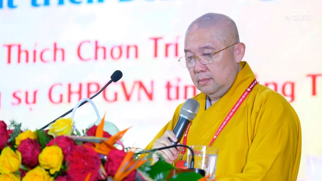 Thượng tọa Thích Chơn Trí, Phó ban Thường trực Ban Trị sự tỉnh đại diện Ban Tăng sự trình bày tham luận: Phật giáo đồng hành cùng chính quyền trong công tác an sinh xã hội và chuyển số hoá hướng đến phát triển bền vững