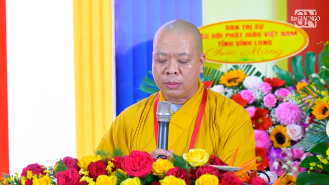 Thượng tọa Thích Trí Khả điều phối chương trình đại hội
