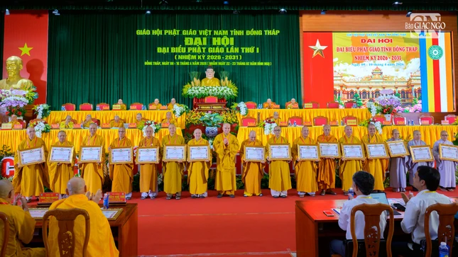 Thượng tọa Thích Tĩnh Triệt trao Bằng công đức đến các cá nhân...