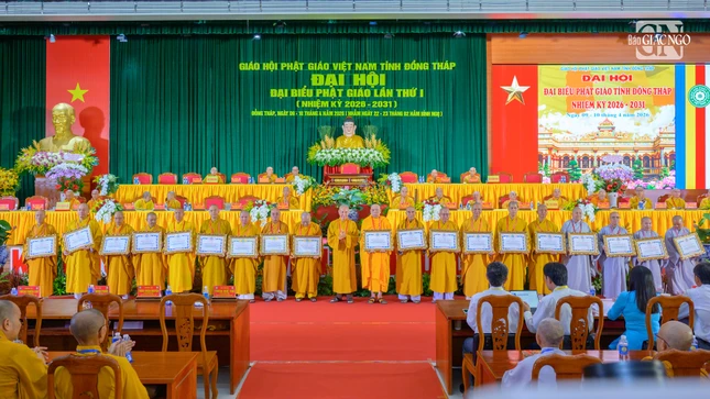 ...đón nhận Bằng tuyên dương công đức của Trung ương Giáo hội...