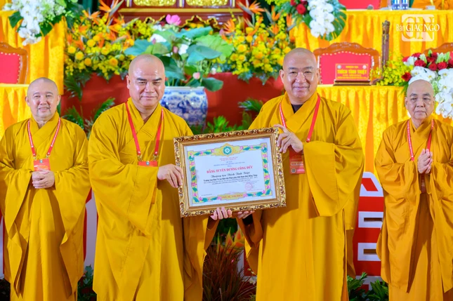 Thượng tọa Thích Phước Nguyên trao Bằng tuyên dương công đức đến các cá nhân có thành tích xuất sắc trong công tác Phật sự của Phật giáo tỉnh Đồng Tháp