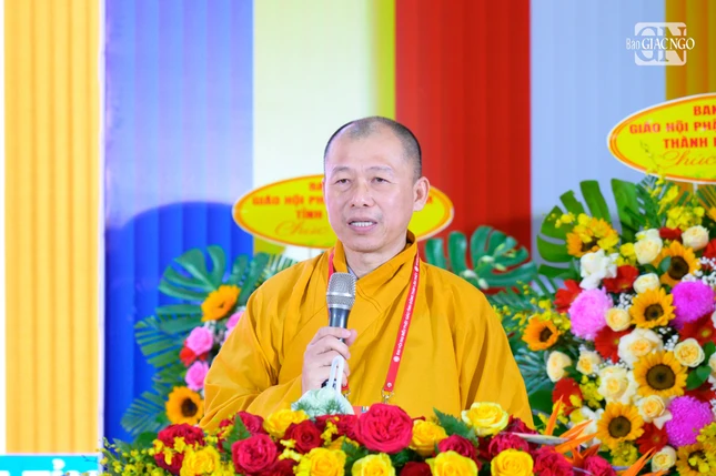 Thượng tọa Thích Minh Nhẫn công bố quyết định tặng Bằng tuyên dương công đức của Trung ương Giáo hội