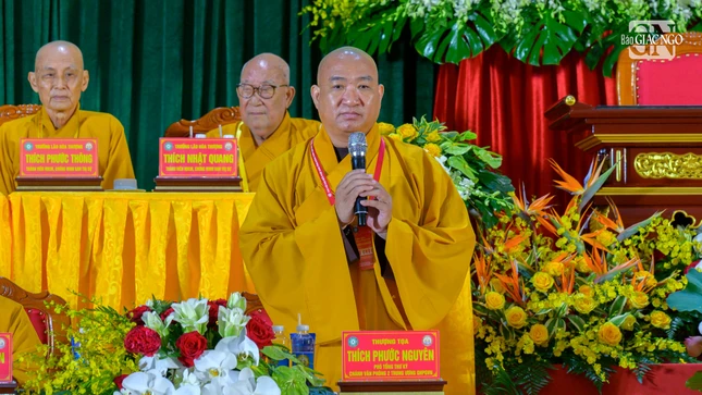 Thượng tọa Thích Phước Nguyên lấy ý kiến đại biểu về danh sách nhân sự dự kiến giới thiệu tham gia Ban Trị sự GHPGVN tỉnh Đồng Tháp nhiệm kỳ mới