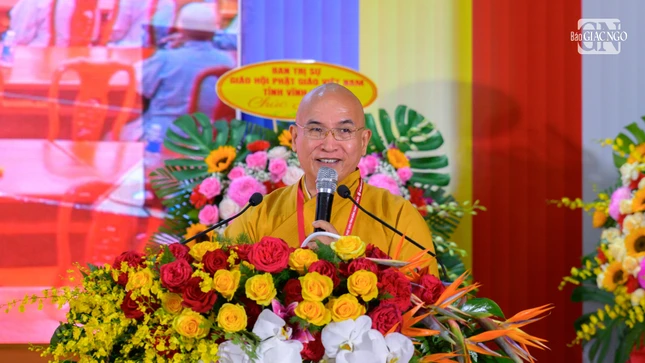 Thượng tọa Thích Minh Sơn, Phó Thư ký Ban Trị sự công bố quyết định tặng Bằng công đức của Ban Trị sự GHPGVN tỉnh Đồng Tháp