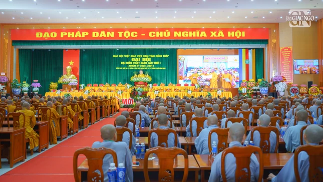 Đại biểu xem video báo cáo tóm tắt hoạt động Phật sự của Phật giáo tỉnh nhà trong nhiệm kỳ qua