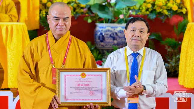 Thượng tọa Thích Tĩnh Triệt, Trưởng ban Trị sự GHPGVN tỉnh Đồng Tháp đón nhận Bằng khen của UBND tỉnh