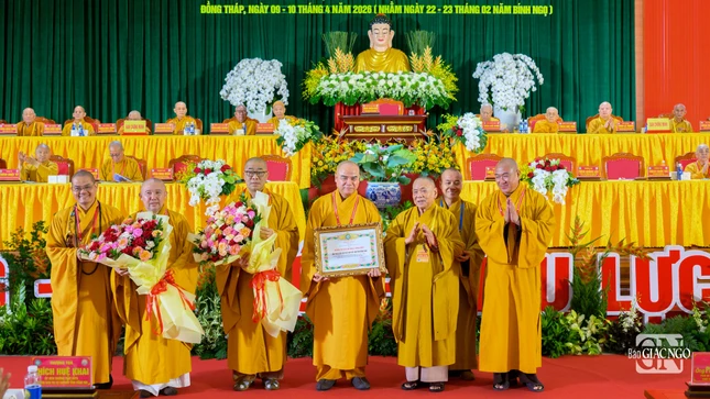 Ban Thường trực Ban Trị sự GHPGVN tỉnh Đồng Tháp đón nhận Bằng tuyên dương công đức và hoa chúc mừng từ Trung ương Giáo hội