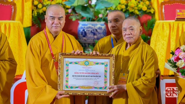 Trưởng lão Hòa thượng Thích Thiện Pháp trao Bằng tuyên dương công đức đến Ban Trị sự GHPGVN tỉnh Đồng Tháp