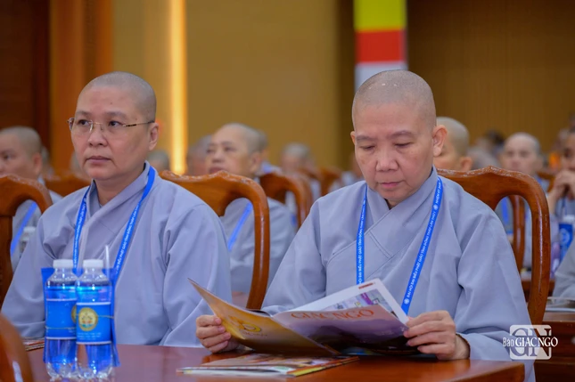 Đại biểu đọc Báo Giác Ngộ