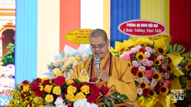 Đại đức Thích Huệ Phát báo cáo tóm tắt kết quả làm việc phiên trù bị