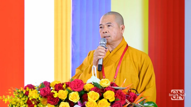 Thượng tọa Thích Lệ Hiếu đại diện Ban Kiểm soát báo cáo thẩm tra tư cách đại biểu tham dự