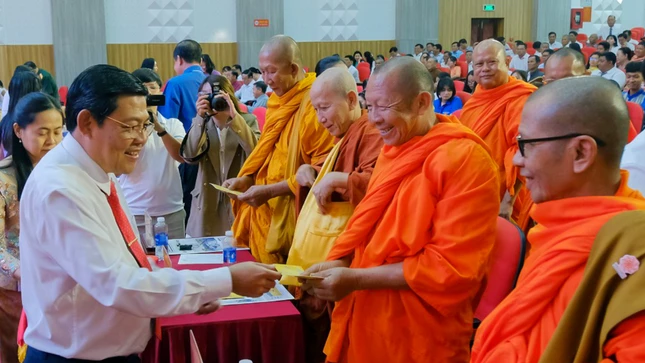 Lãnh đạo tỉnh tận tay trao quà chúc Tết đến chư Tăng Nam tông Khmer tỉnh An Giang