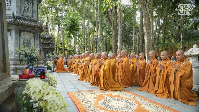 Môn hạ đệ tử cử hành nghi thức nhiễu tháp