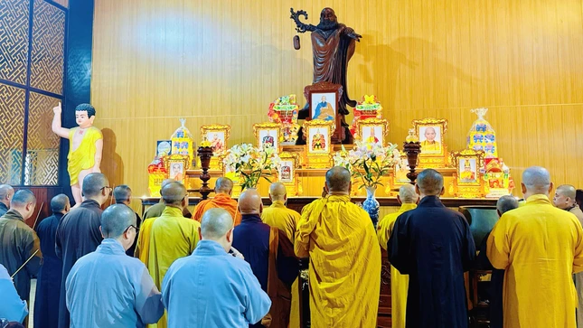 Chư tôn đức lễ Tổ trước phiên họp