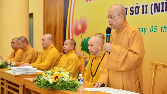 Thượng tọa Thích Huệ Khai phát biểu tại kỳ thi