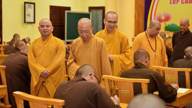 Các thí sinh nghiêm túc làm bài thi