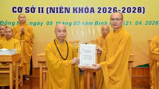 Thượng tọa Thích Quang Thạnh trao đề thi niêm phong đến Đại đức Thích Đạt Ma Quang Tuệ