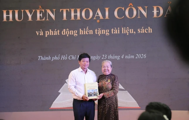 Bà Hoàng Thị Khánh, nguyên Chủ nhiệm Ủy ban Kiểm tra Thành ủy, cựu tù Côn Đảo trao các tư liệu quý về Côn Đảo