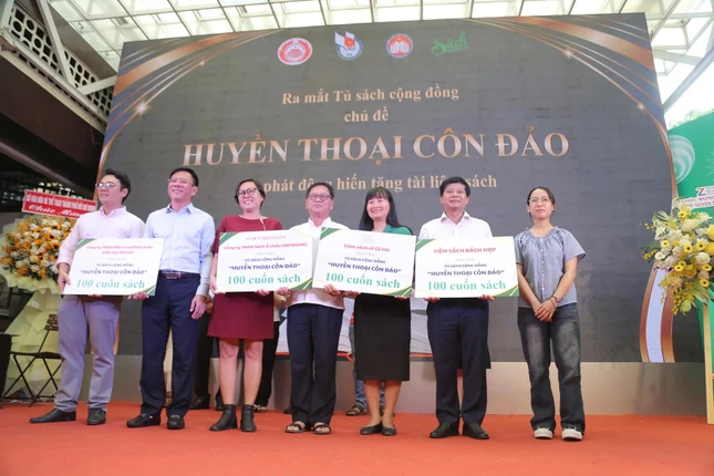 Các đơn vị trao tặng sách cho tủ sách Huyền thoại Côn Đảo