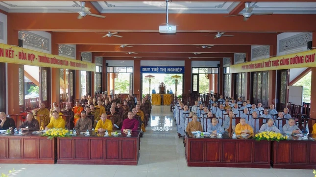 Quang cảnh phiên họp tại trụ sở Văn phòng Ban Trị sự sự - chùa Tỉnh Hội (P.Bình Phước)