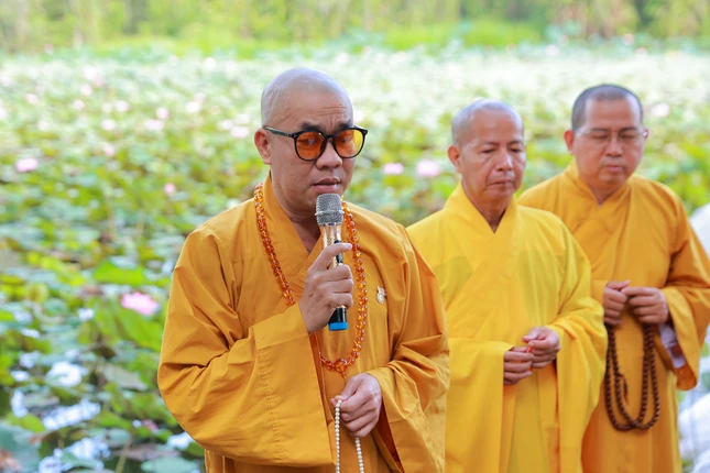 Thượng tọa Thích Quảng Lộc phát biểu tại buổi lễ