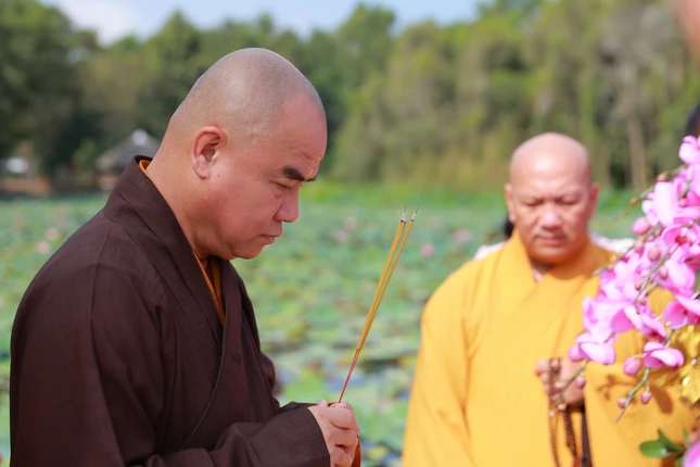 Thượng tọa Thích Tĩnh Triệt niêm hương, cử hành nghi thức phóng sanh