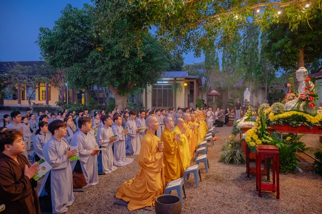 Chư Tăng và Phật tử chùa Huệ Viễn (P.Dầu Giây) trong khóa lễ cầu nguyện