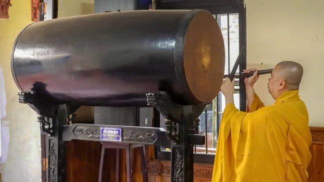 Ba hồi chuông trống đồng loạt được cử vào lúc 6 giờ sáng nay 30-4-2026