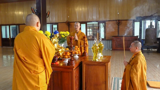 Chư tôn đức cử hành nghi thức cầu nguyện tại chùa Tỉnh Hội (P.Trấn Biên)