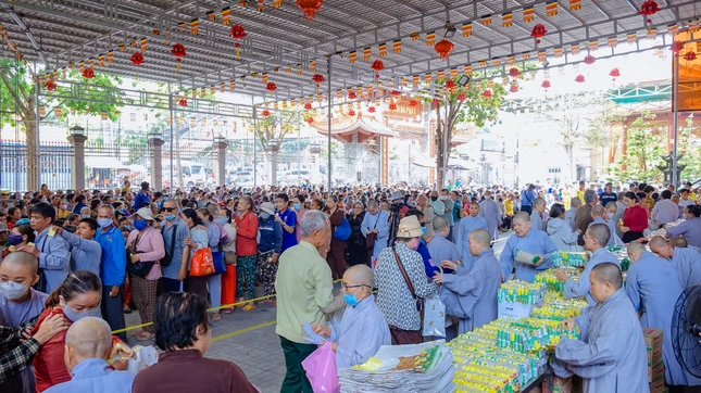 Người dân đi chợ 0 đồng
