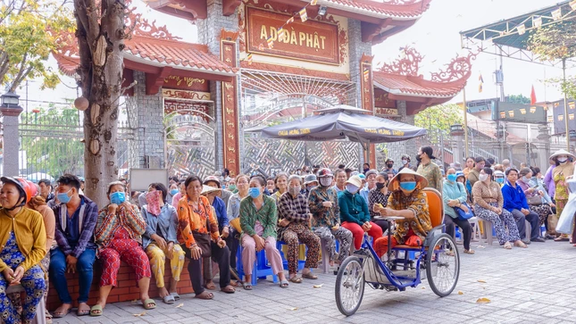 1.000 phần quà được gửi đến bà con có hoàn cảnh khó khăn
