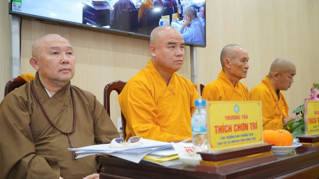 Chư tôn đức chủ tọa phiên họp