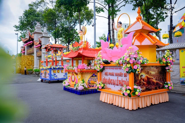 Lễ cung rước tôn tượng Đức Phật đản sinh là hoạt động thường niên của Phật giáo TP.HCM vào Đại lễ Phật đản