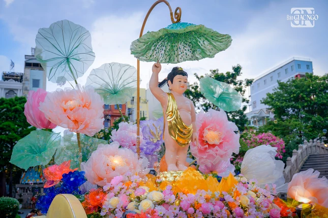 Một không gian Lâm-tỳ-ni sinh động, được kể bằng màu sắc, hình khối và đặc biệt là sự chuyển động nhịp nhàng của các loài hoa