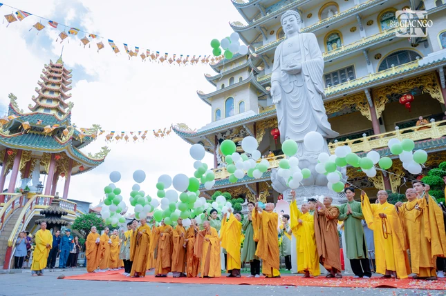 Thả bóng bay cầu nguyện hòa bình...