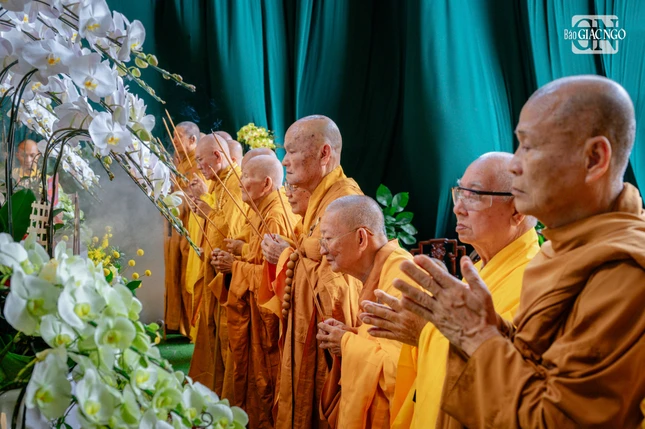 Chư tôn đức niêm hương bạch Phật