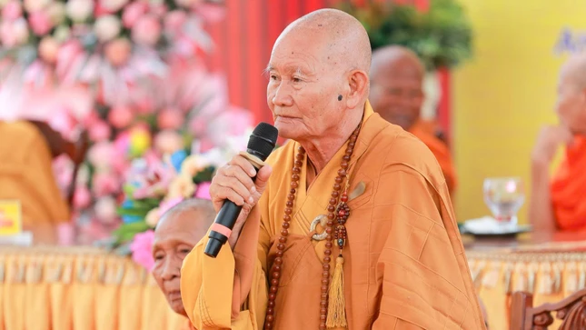 Trưởng lão Hòa thượng Thích Huệ Tài ban đạo từ