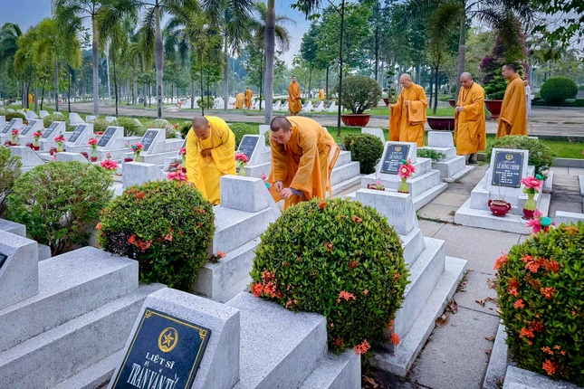 Thắp hương tri ân anh linh anh hùng liệt sĩ