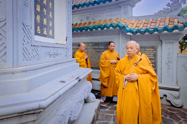 Hữu nhiễu bảo tháp chư vị Tổ sư, tiền bối hữu công