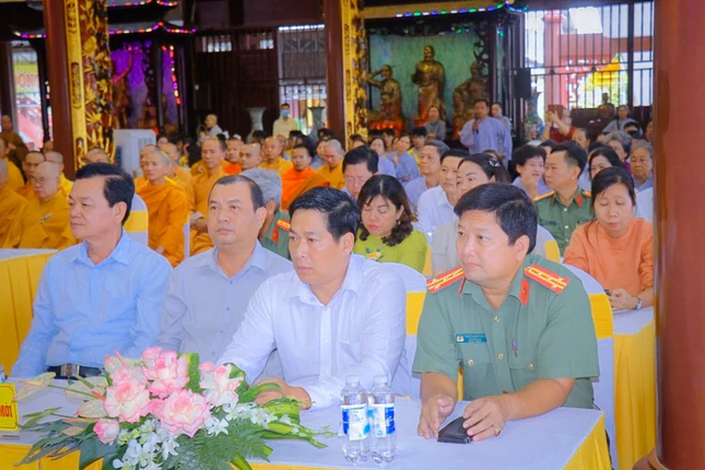 Chính quyền tham dự